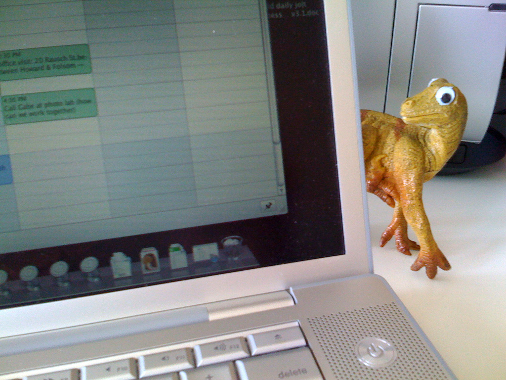 Foto dinosaurio y ordenador
